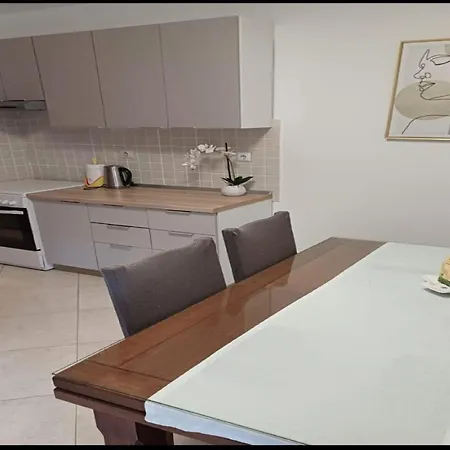 Апартаменти Alba - Three Bedroom With Loggia